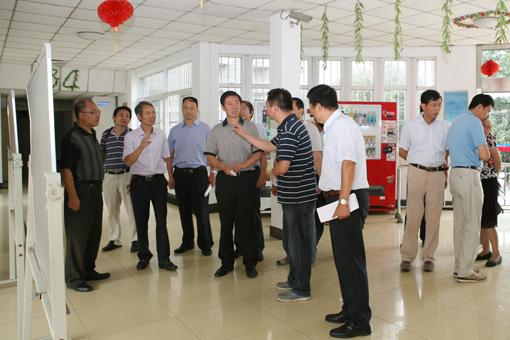 检查新生宿舍准备工作