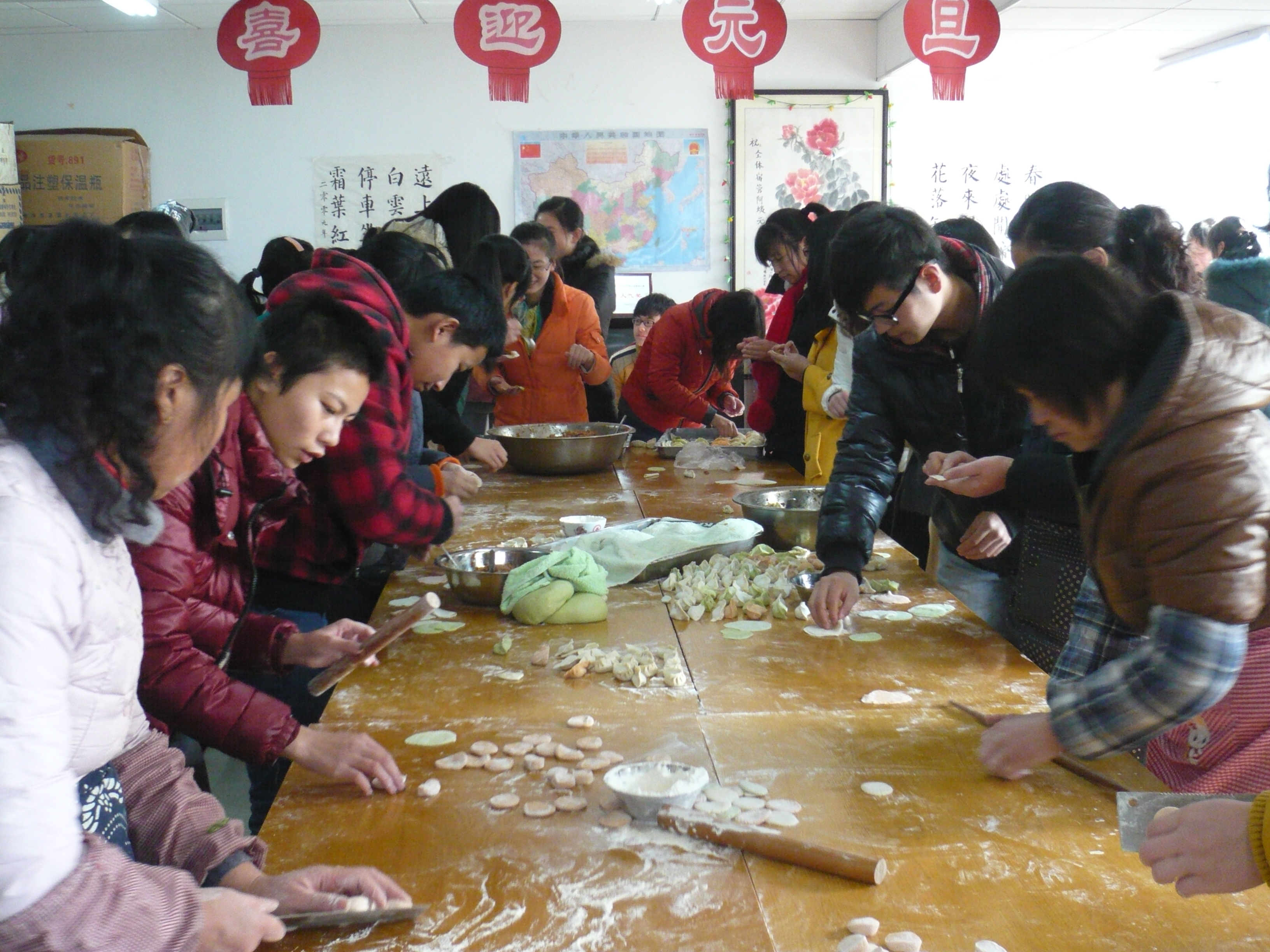 滨江公寓部邀请学生包饺子迎新年