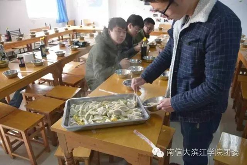 阿姨喊大家吃饺子啦9