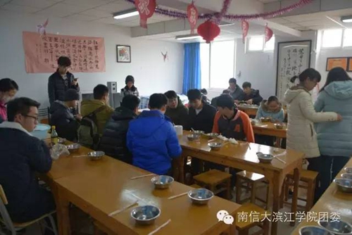 阿姨喊大家吃饺子啦8