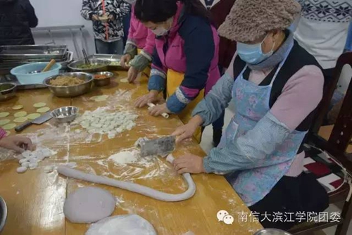 阿姨喊大家吃饺子啦2