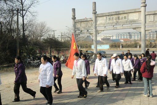 后勤工会2011组织登山1
