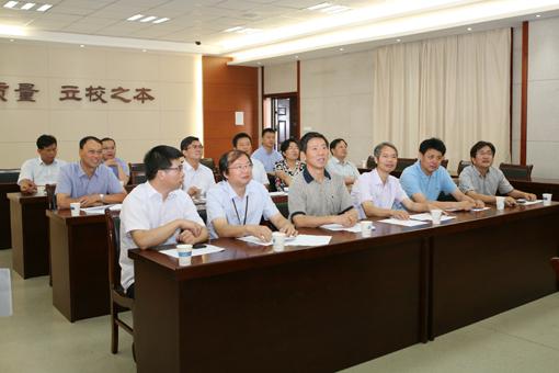 校领导观看可视化教学录播
