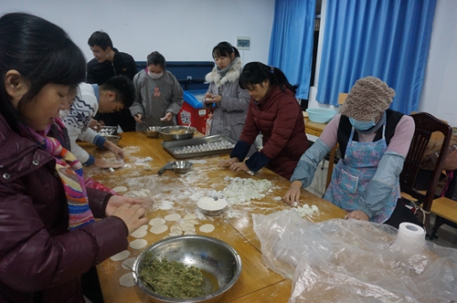 滨江宿管阿姨邀同学们包水饺、迎新年1