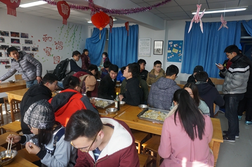 滨江宿管阿姨邀同学们包水饺、迎新年2