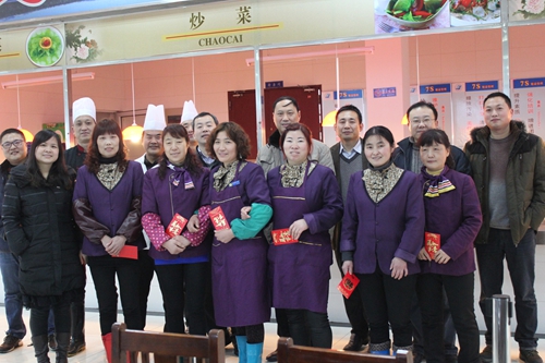 校领导走访慰问春节后勤值班员工1