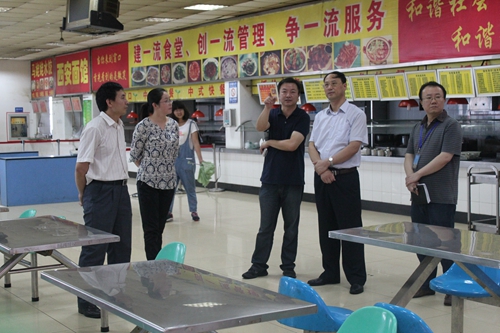 王尧副校长赴后勤一线调研指导工作2015.7（2）