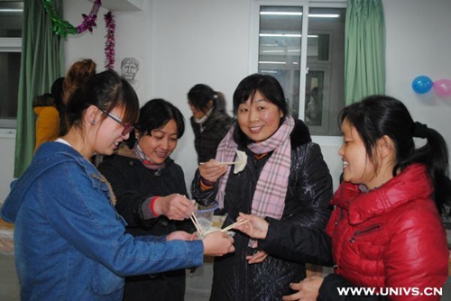 她们是阿姨,她们更像是母亲