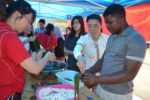 宿管与中外学子共品端午文化盛宴2
